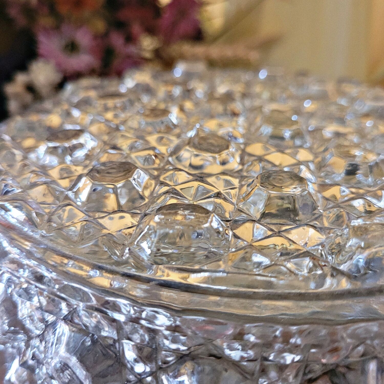 Wall lamp in molded glass