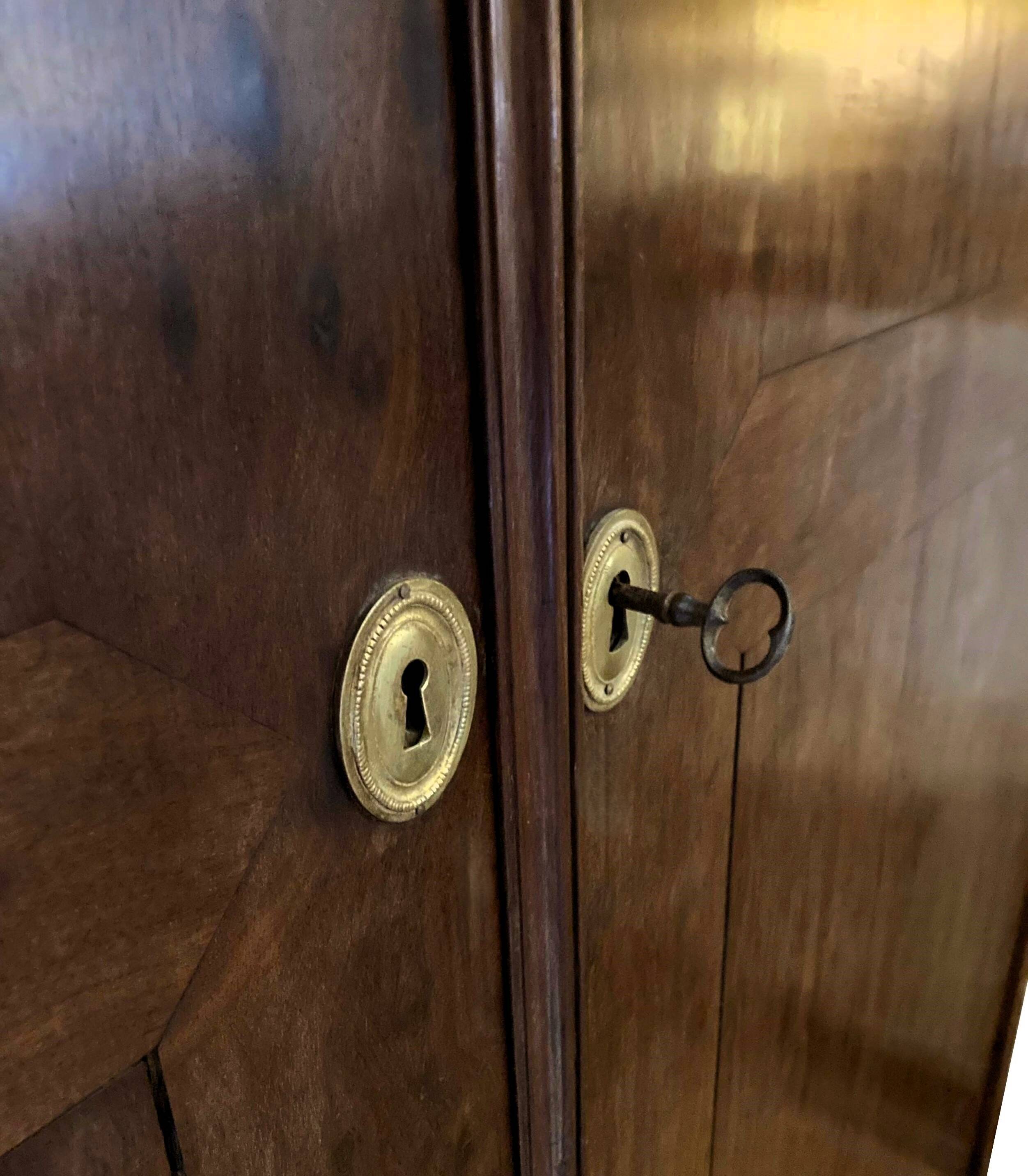 Petite armoire de port en acajou XVIIIe siècle