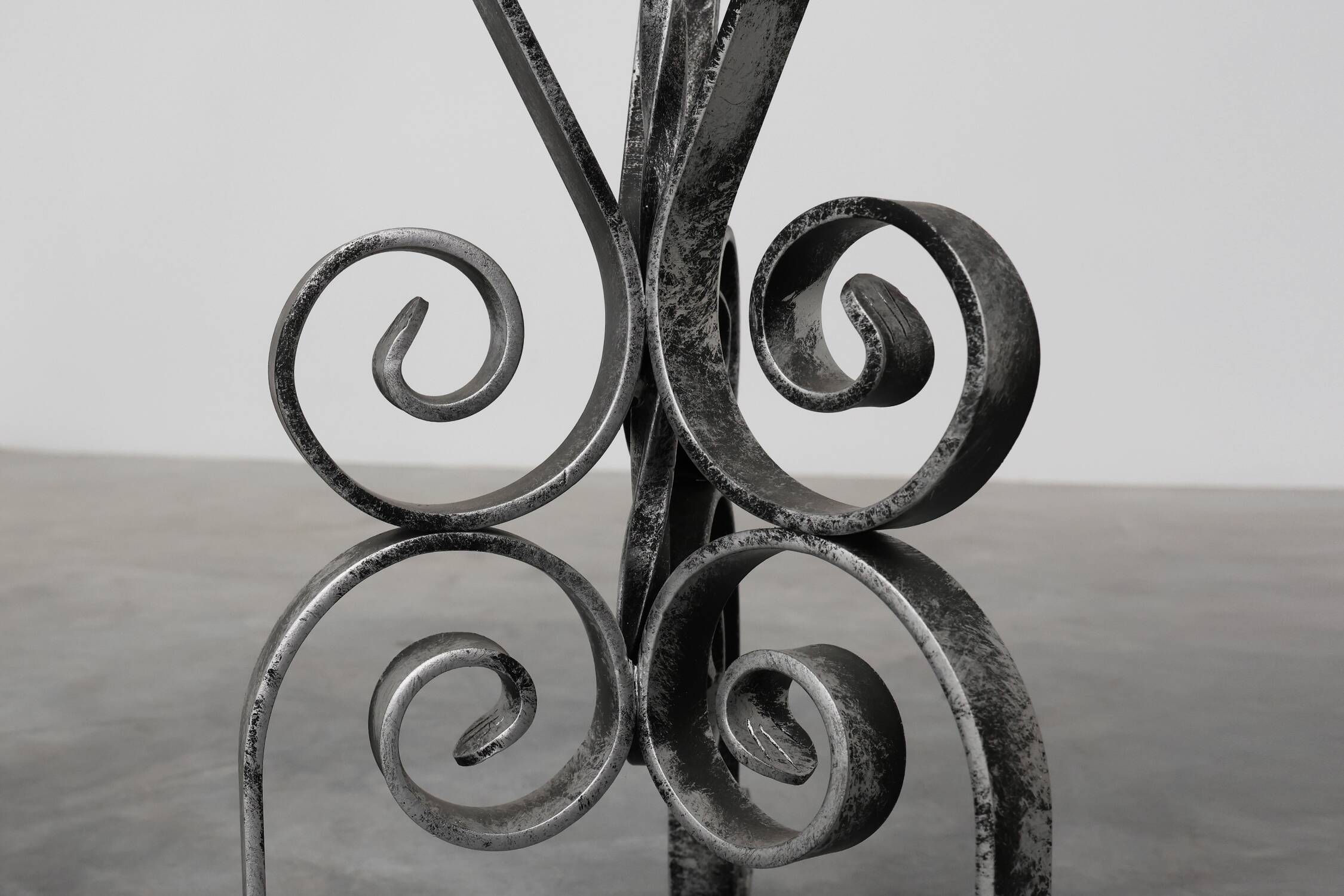 Paire de consoles françaises en fer forgé avec plateaux en pierre bleue belge, années 1950