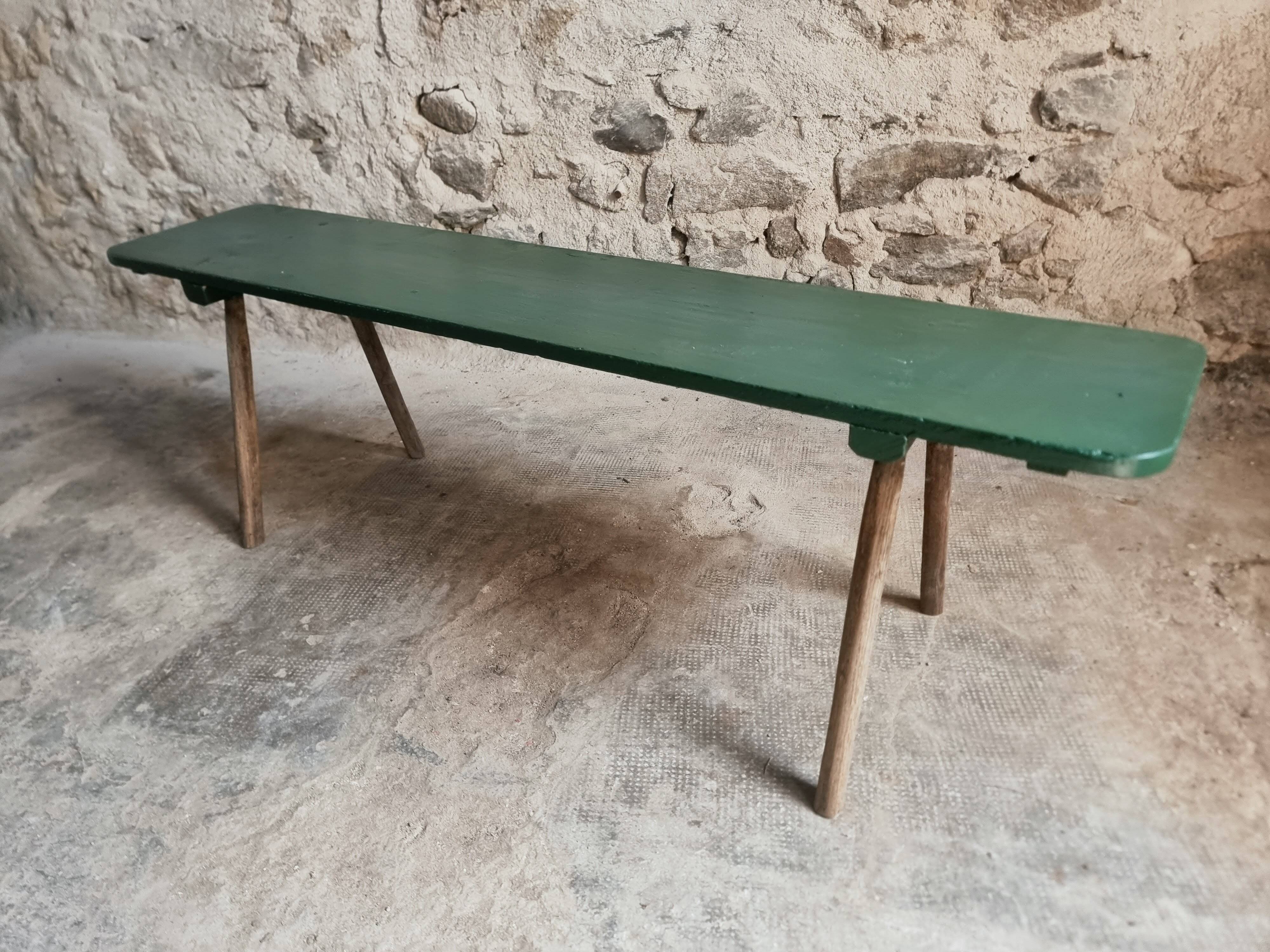 Banc ancien en pin avec pieds en châtaignier, finition peinte en vert, France vers 1900–1930