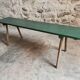 Banc ancien en pin avec pieds en châtaignier, finition peinte en vert, France vers 1900–1930