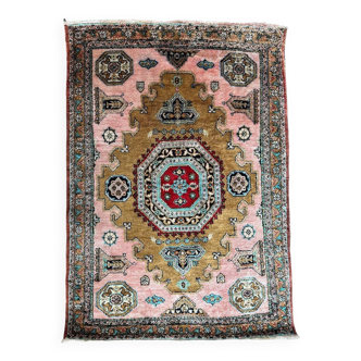 Le tapis ancien en soie tissé à la main d'Iran