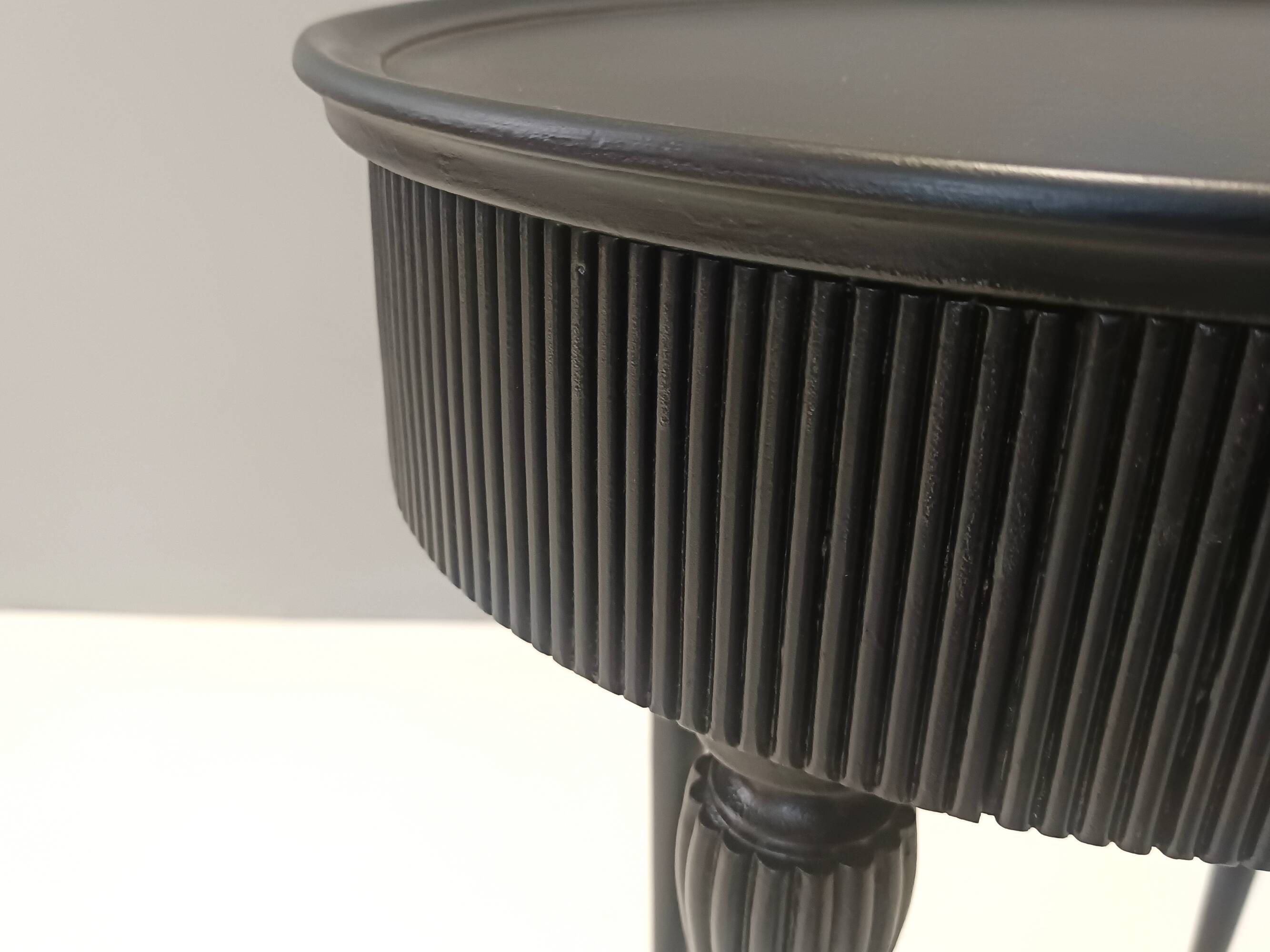 Table d'appoint, table de chevet ovale en hêtre noir ébénisé, Italie