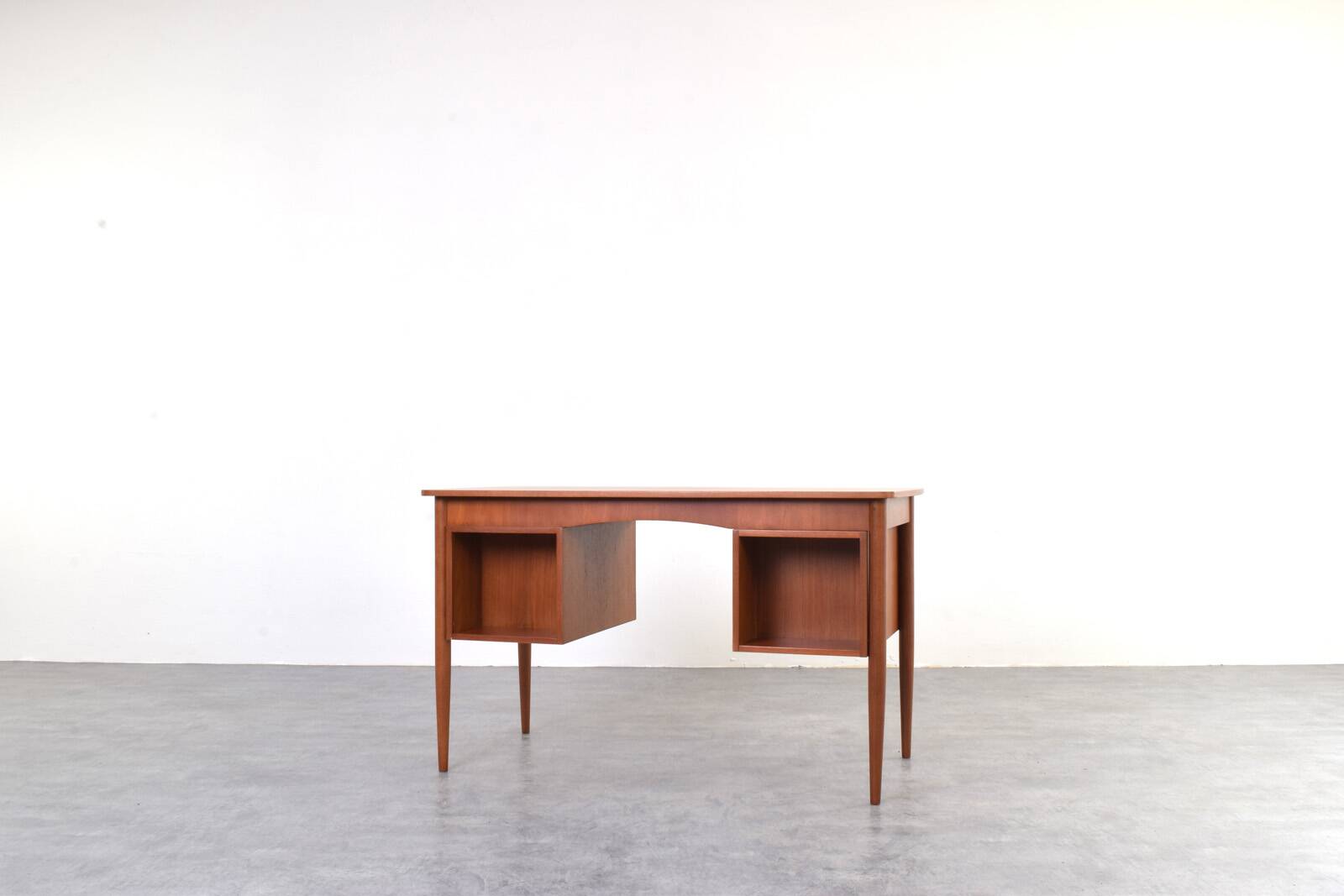 Bureau en teck danois des années 1960.