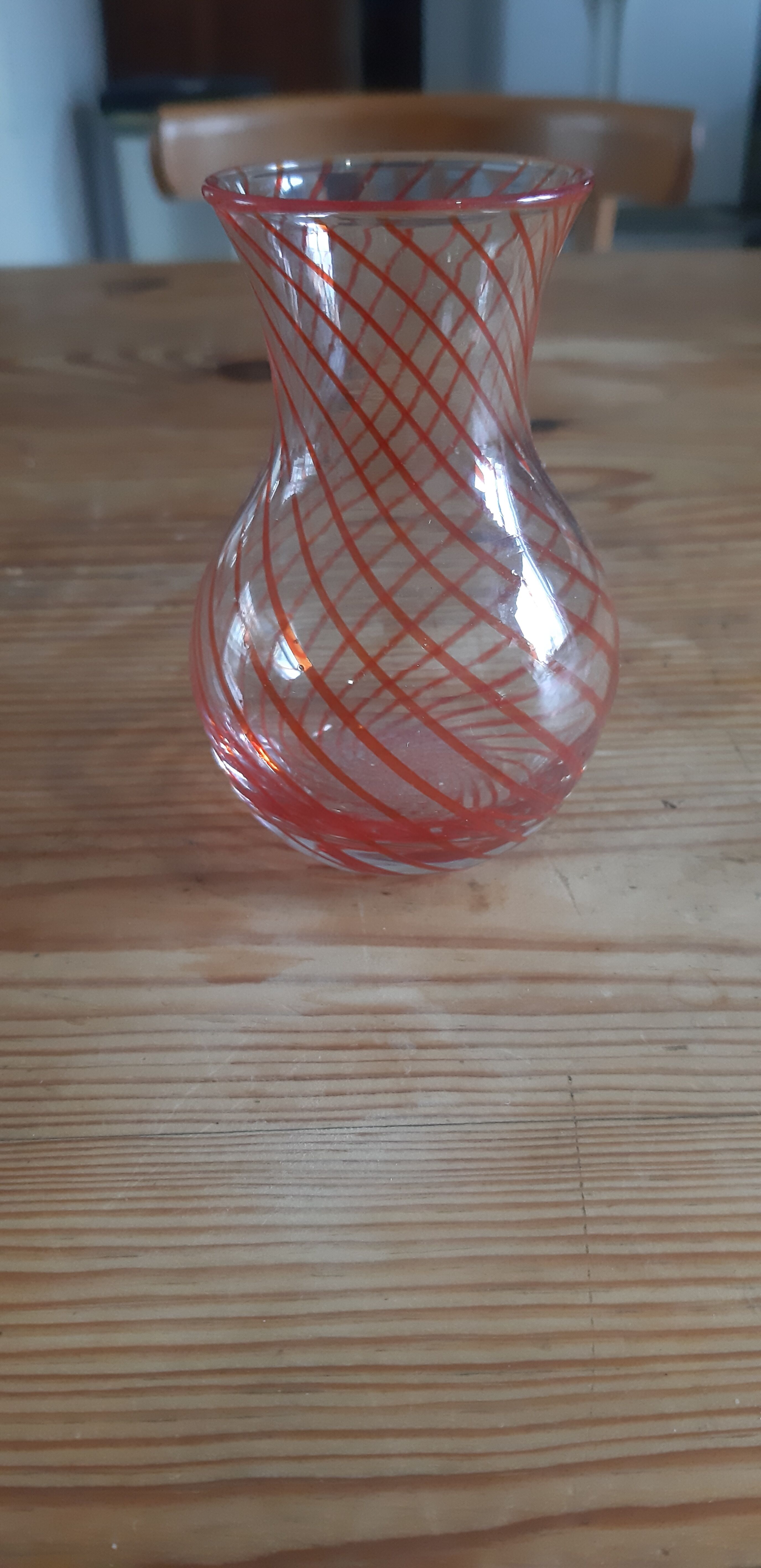 Vase en verre vintage liseré rouge