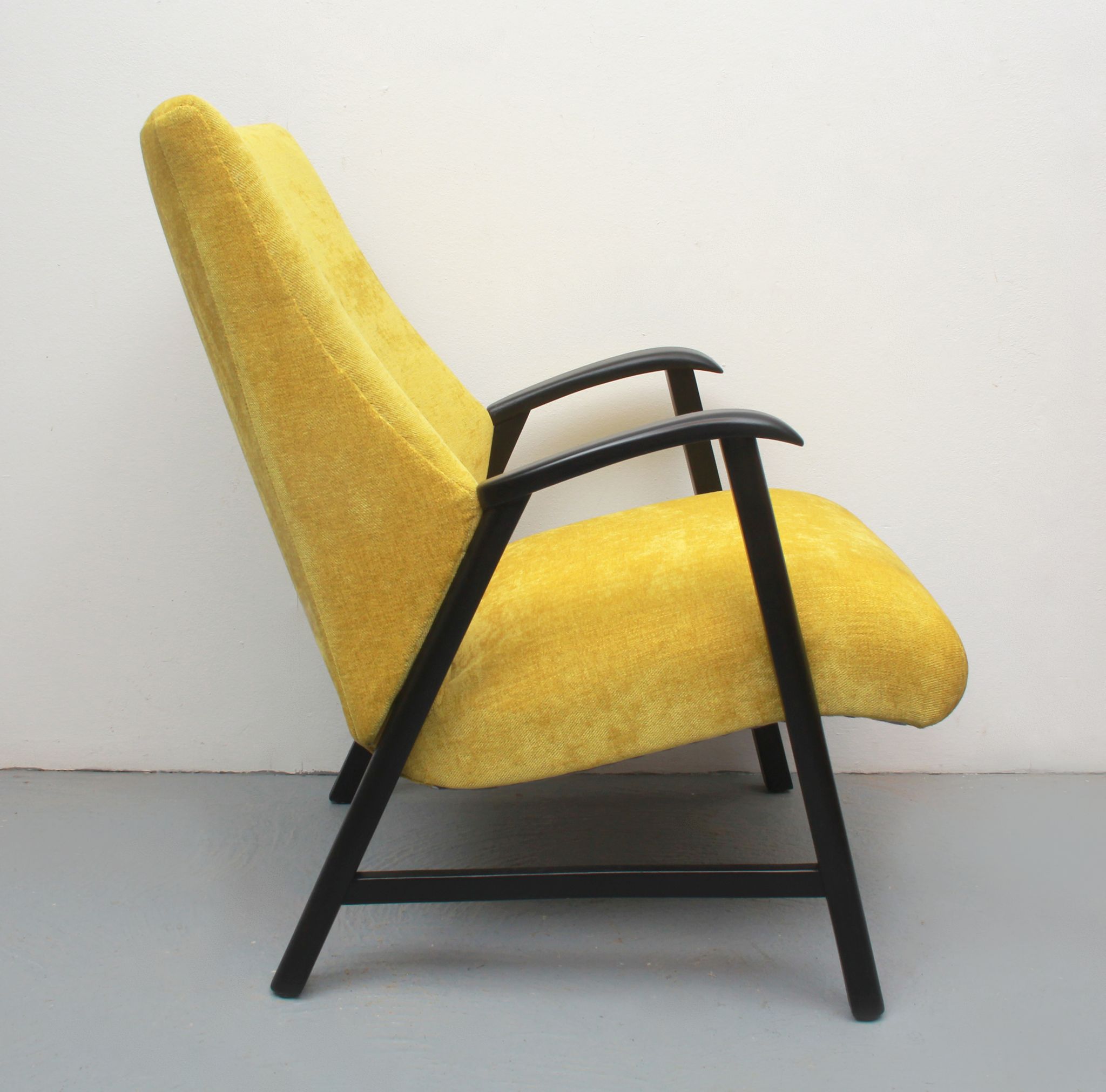Fauteuil des années 1950 en velours jaune, entièrement restauré