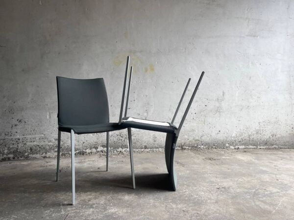Ensemble de 5 chaises Zanotta « Lia » — structure en aluminium mat et assises en cuir gris foncé, design minimaliste italien