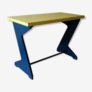 Table jaune et bleu