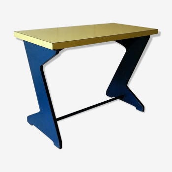 Table  yellow and blue