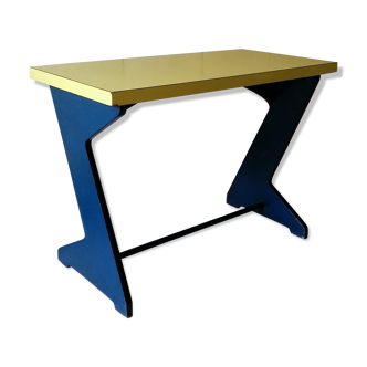 Table jaune et bleu