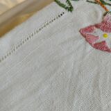 Nappe ancienne en lin brodée de fleurs