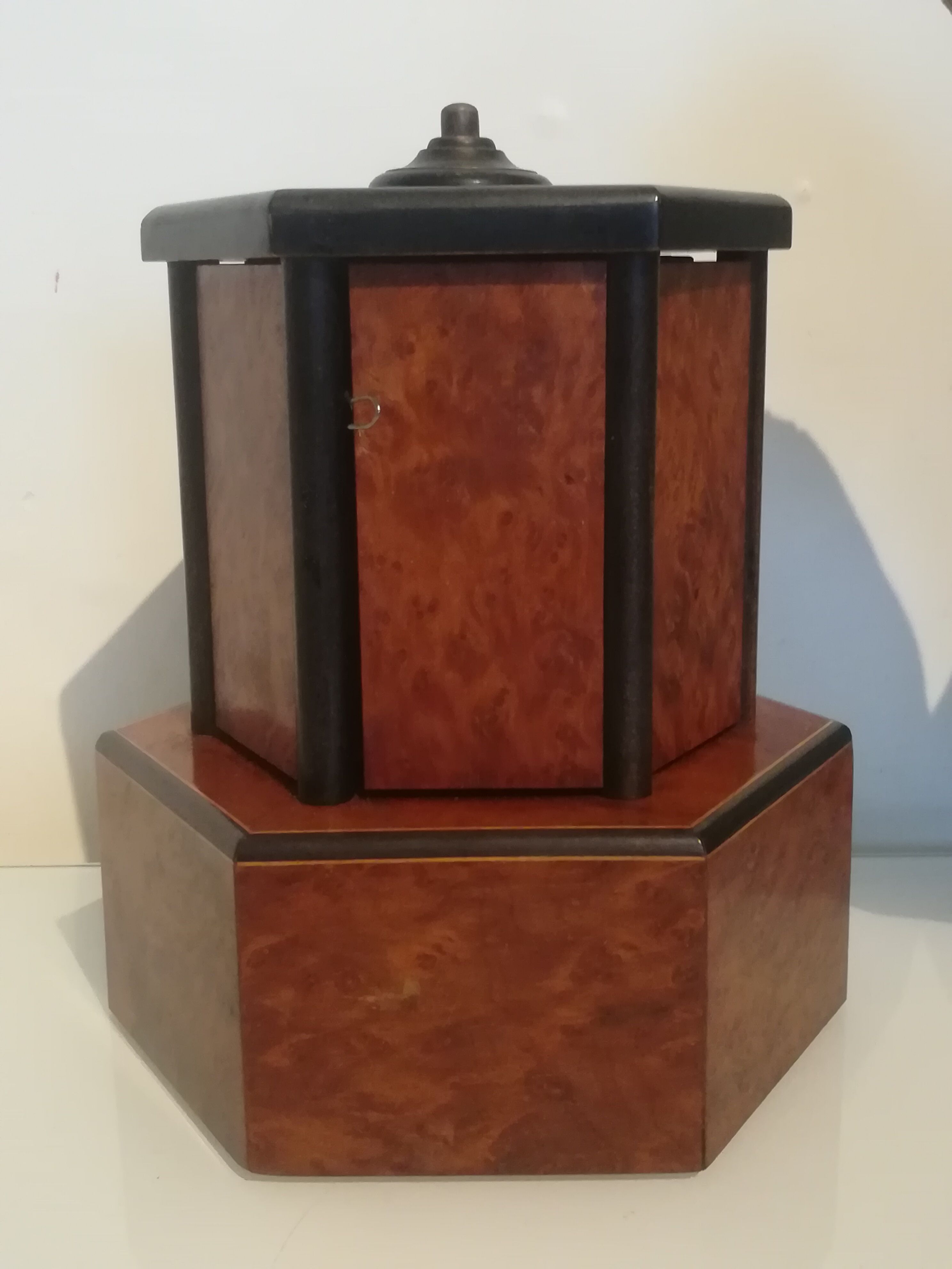 Cigar humidor in cedar burl