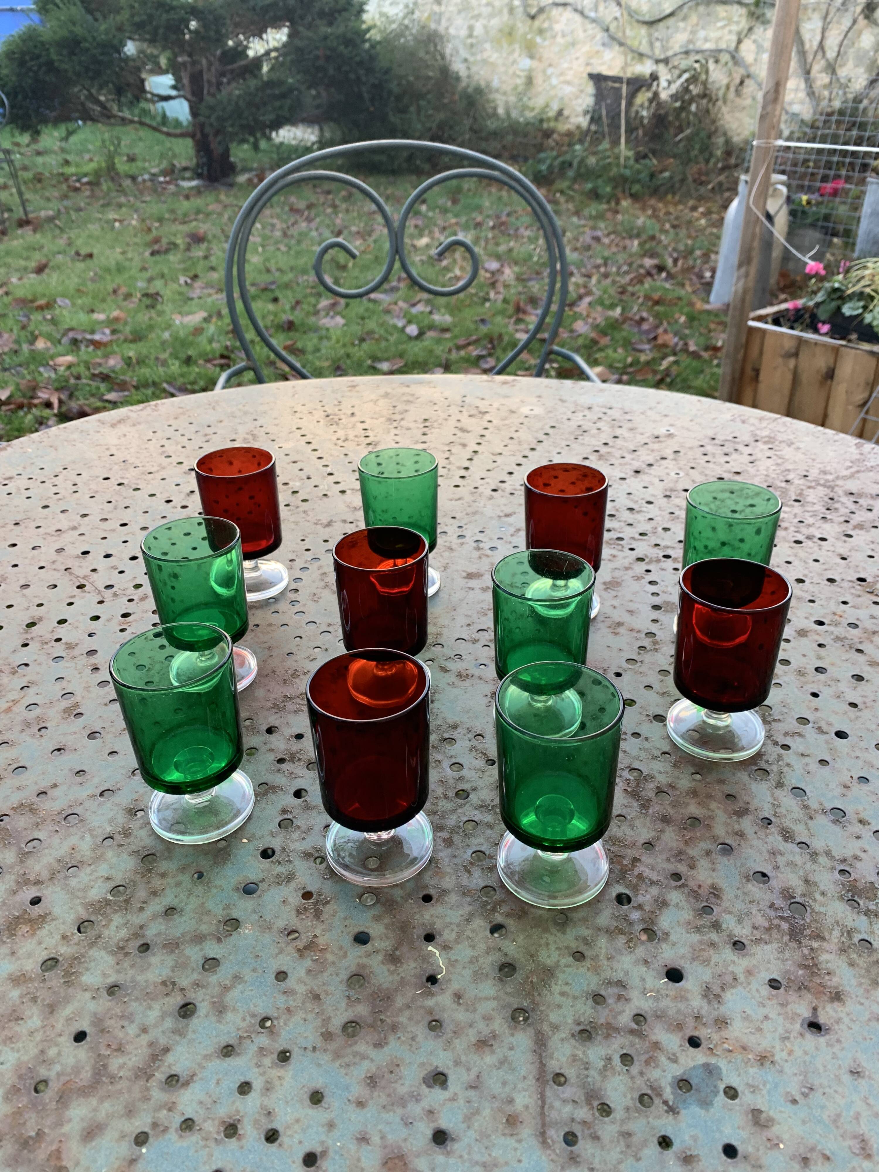 11 wine or aperitif glasses, 6 green and 5 red vintage 1970