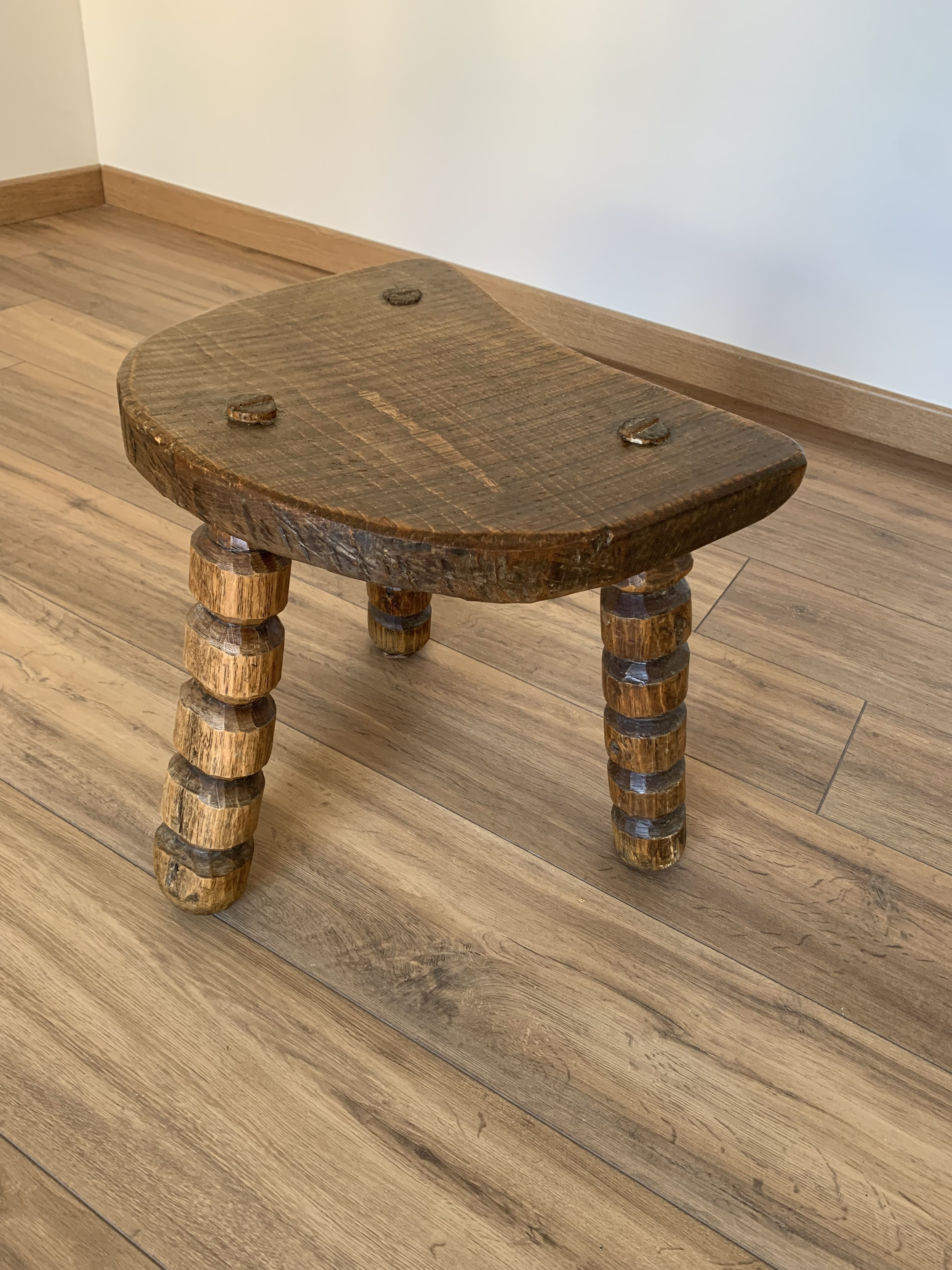 Tabouret tripode pieds taillés