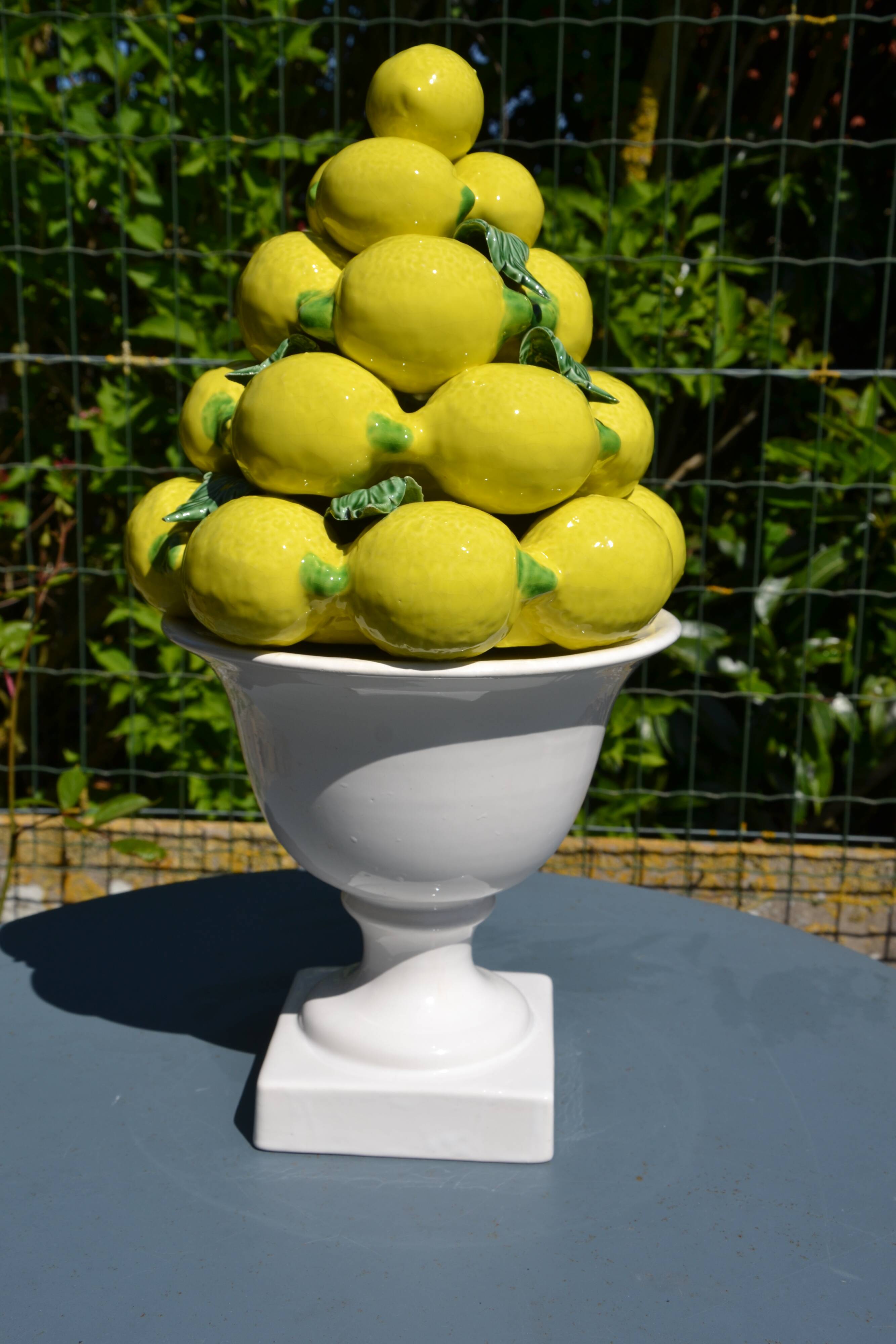 Centrepiece lemons/large fruit bowl in majolica
