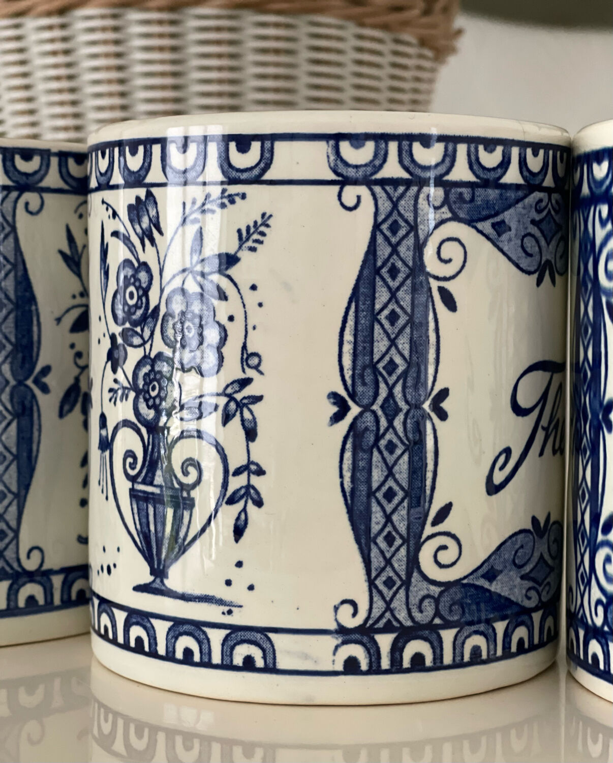 3 Delfts jars.