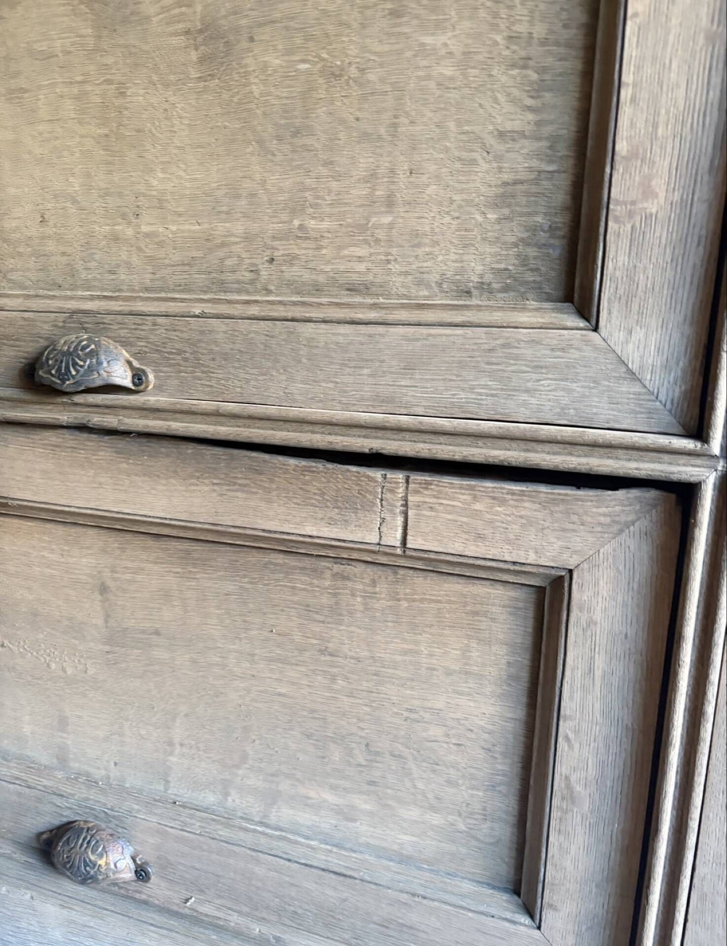 Ancien meuble à clapets en chêne