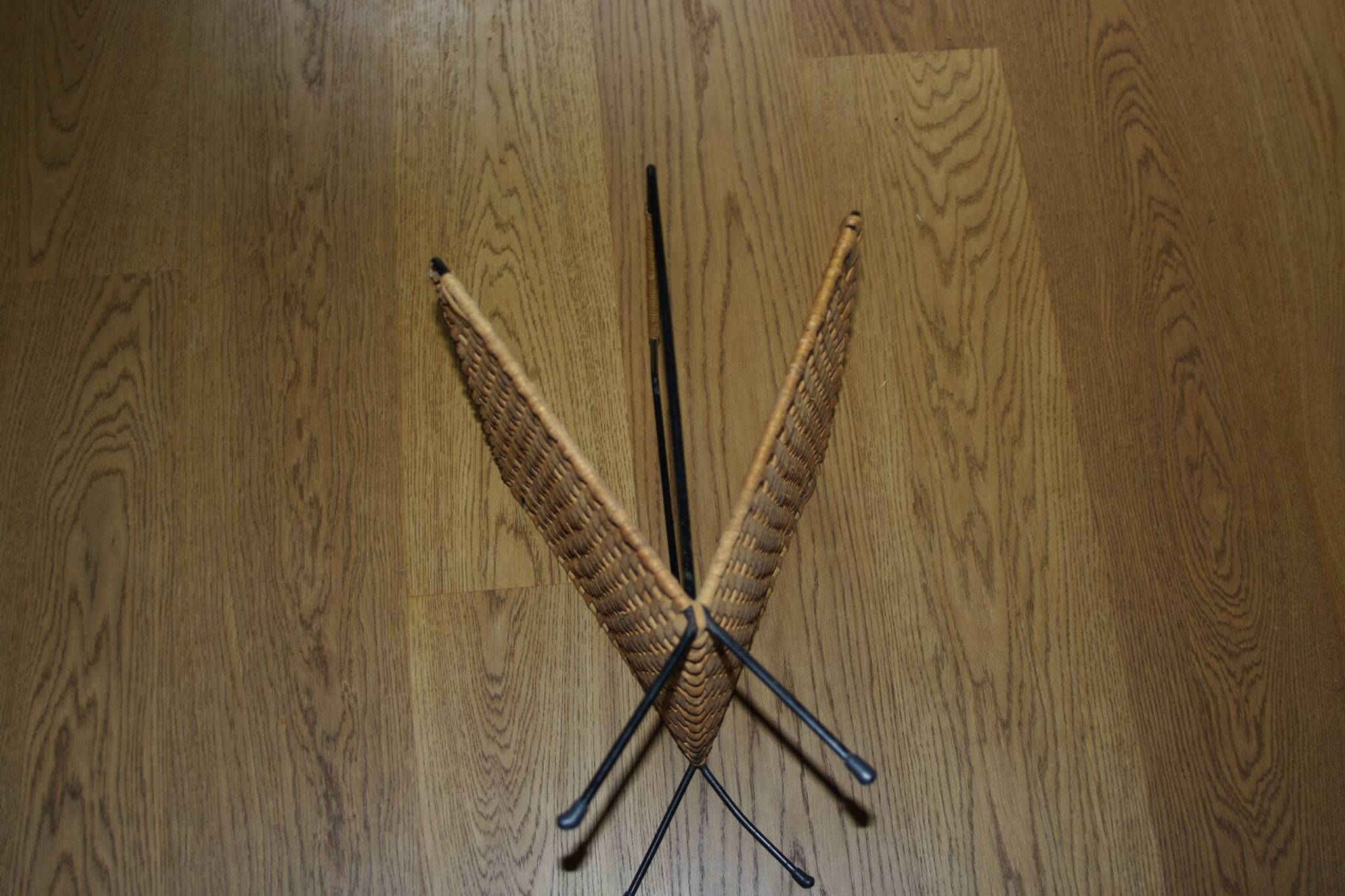 Vintage magazine rack in wrought iron and woven wicker 196