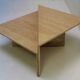 Pair de tables triangulaires en travertin