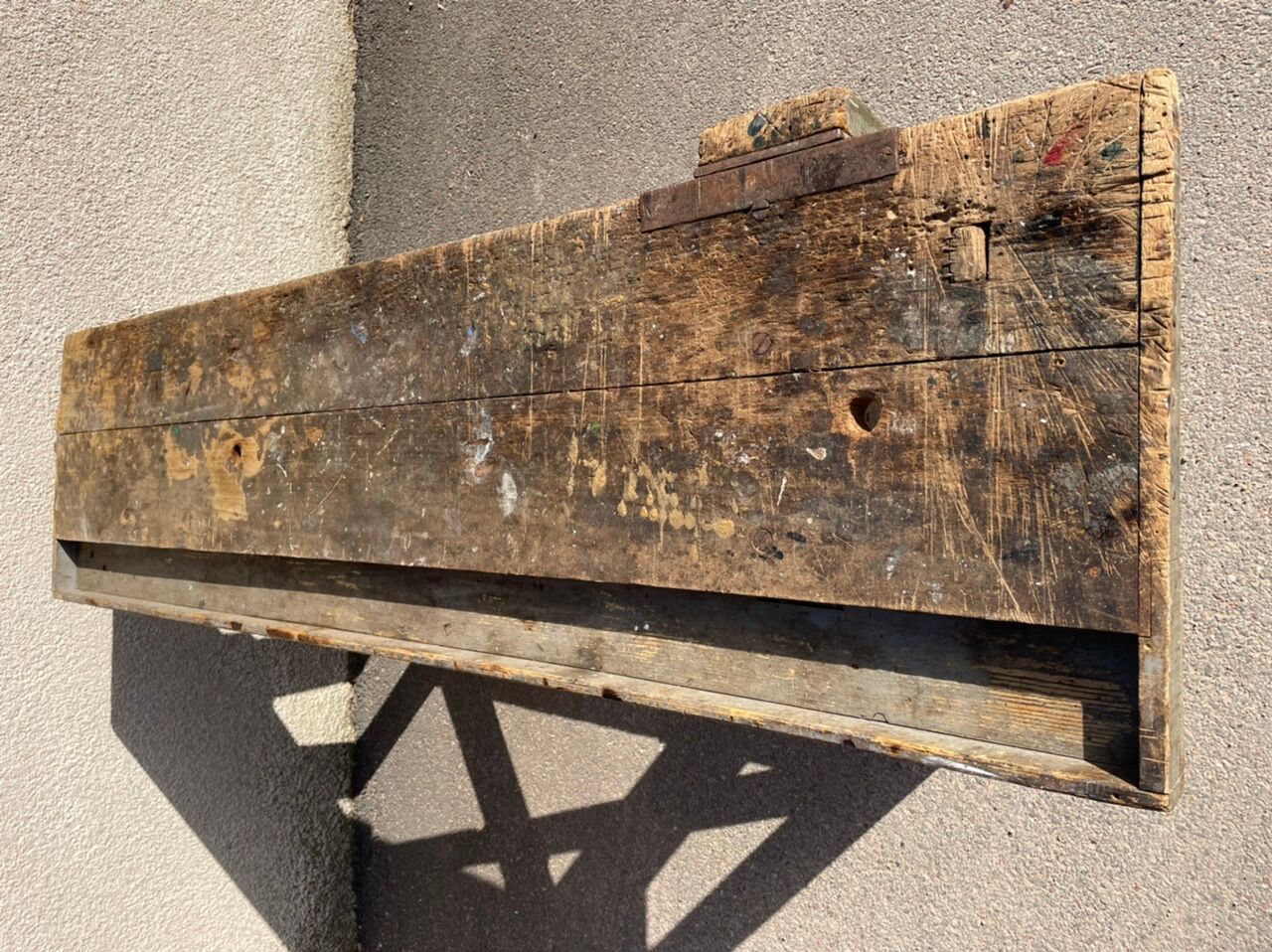 Luthier 19's grey workbench