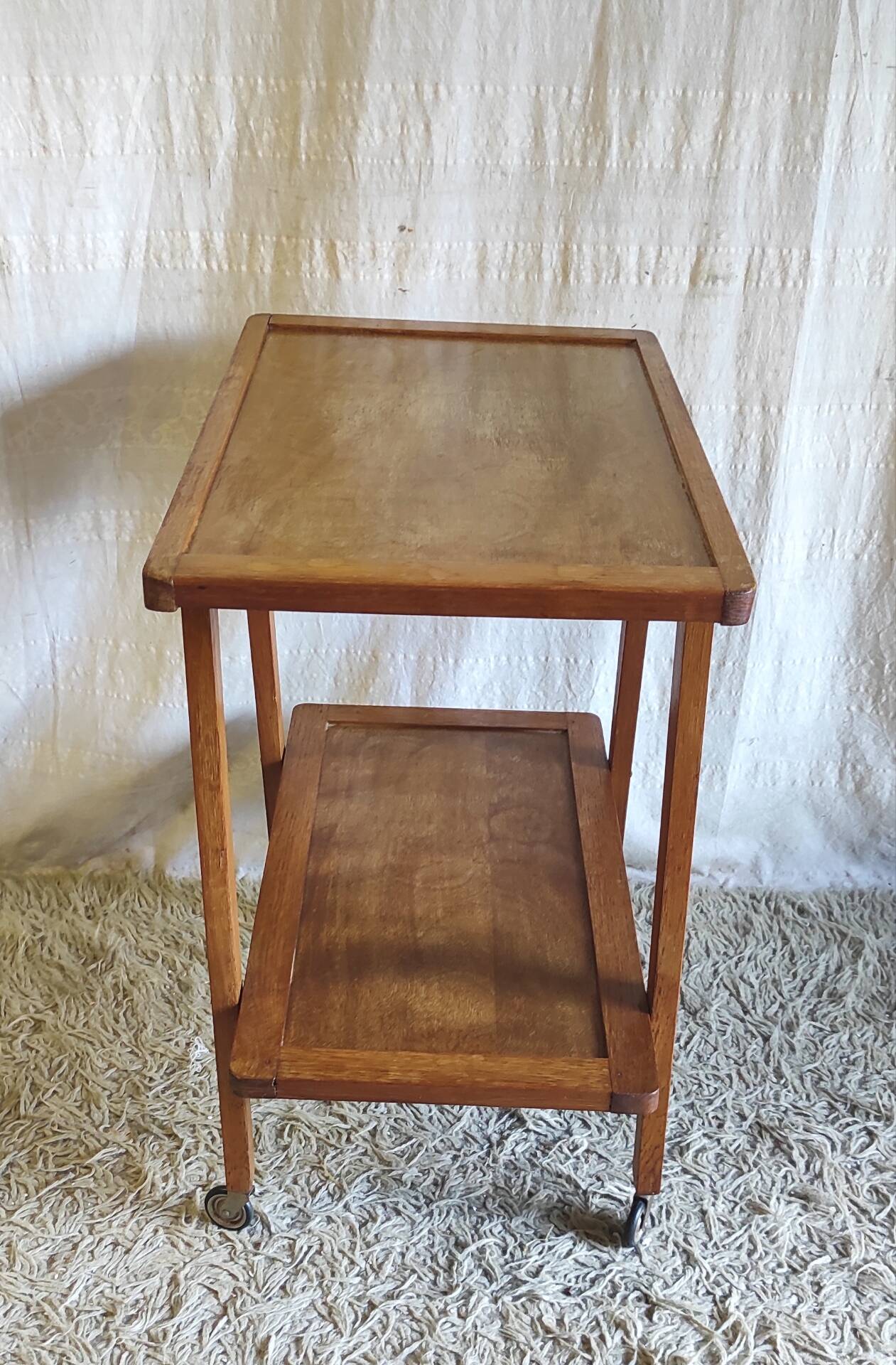 Table d'appoint moderniste en bois massif - années 50/60