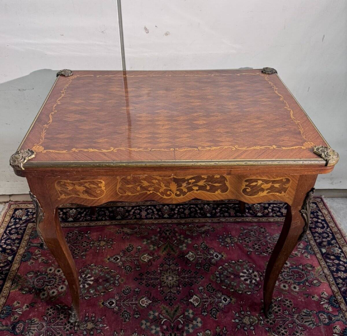 Table à jeu en marqueterie de style louis XV époque fin XIXeme