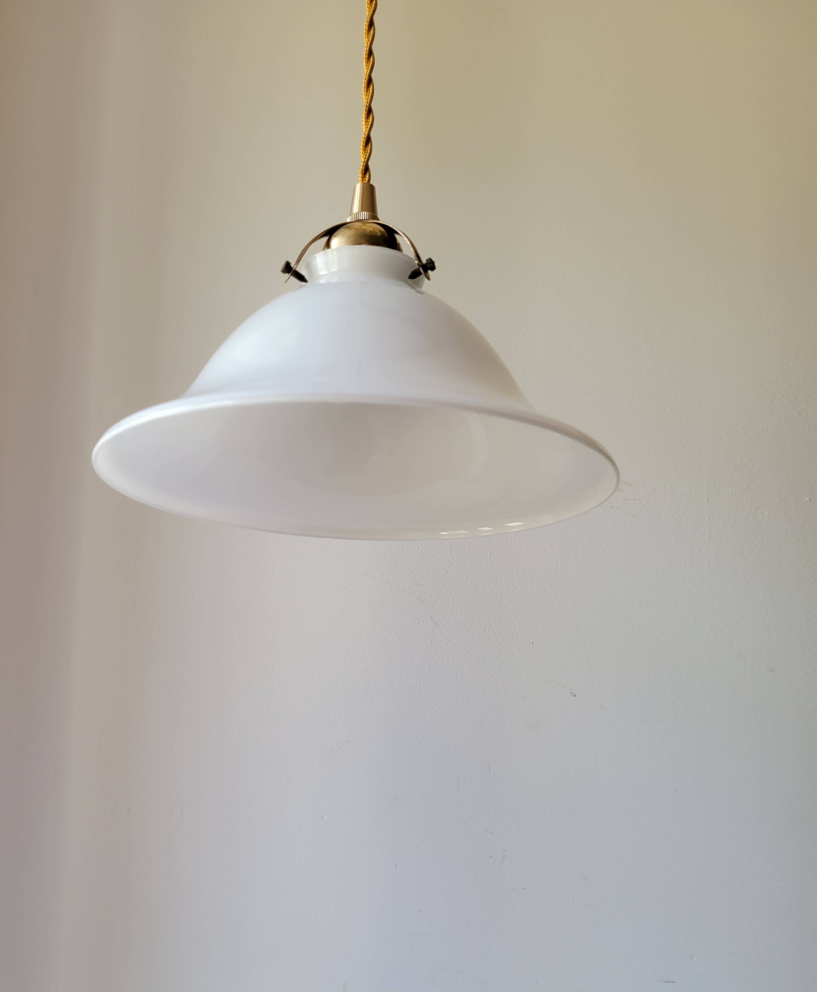 Suspension cloche en opaline blanche