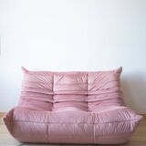 Canapé Togo 2 places en velours rose perle attribué à Michel Ducaroy pour Ligne Roset