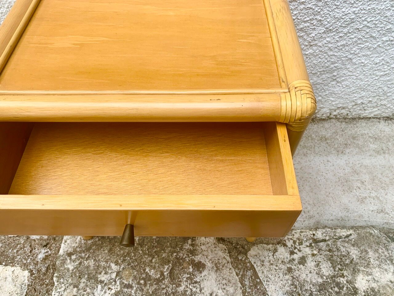 Table de chevet en bois et bambou années 70
