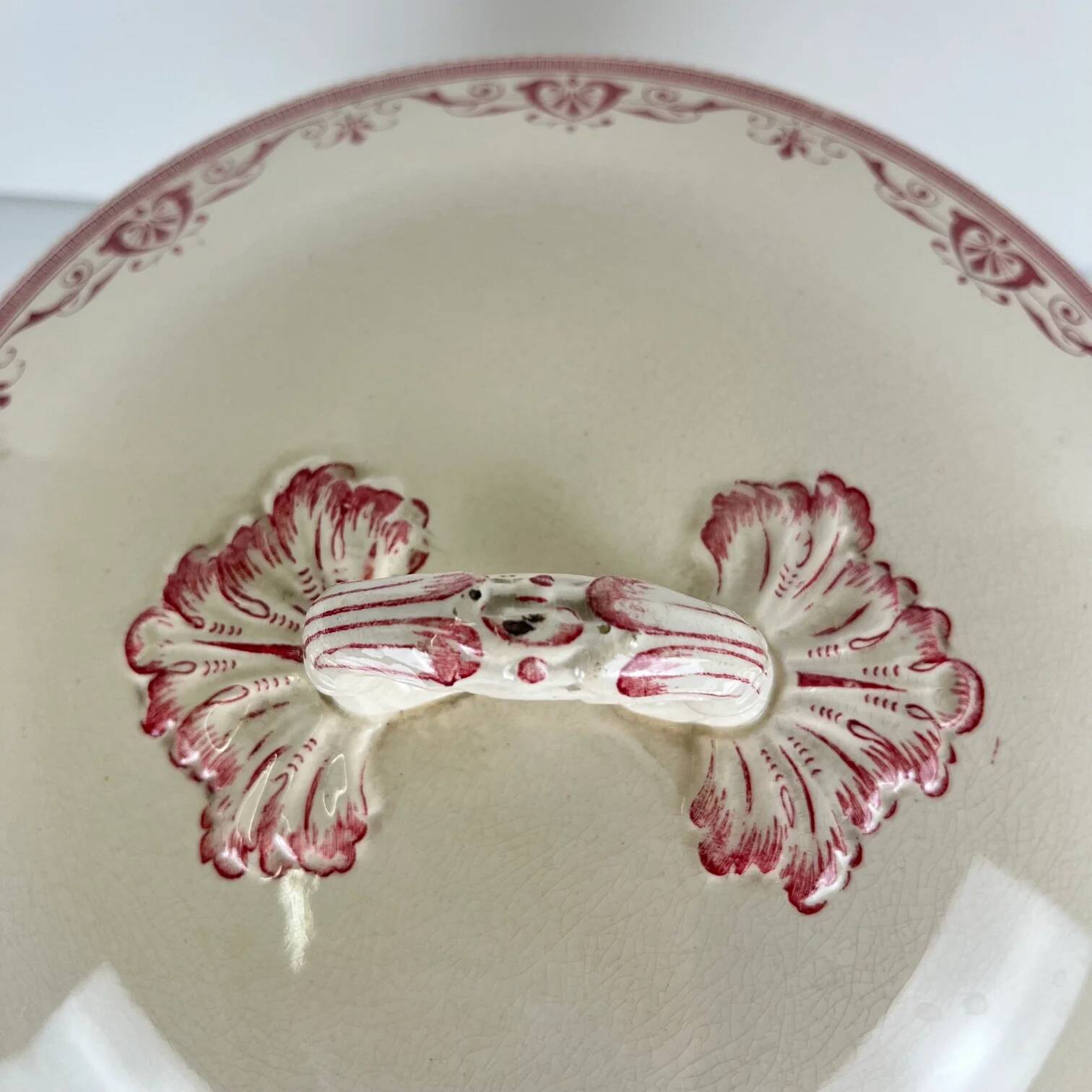 Ironstone soup tureen Creil & Montereau, "Admiral" model, red, 19th century.
