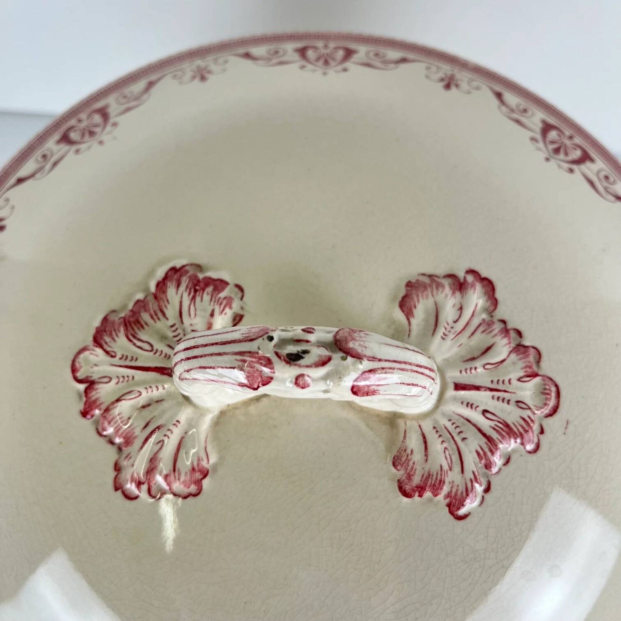 Ironstone soup tureen Creil & Montereau, "Admiral" model, red, 19th century.