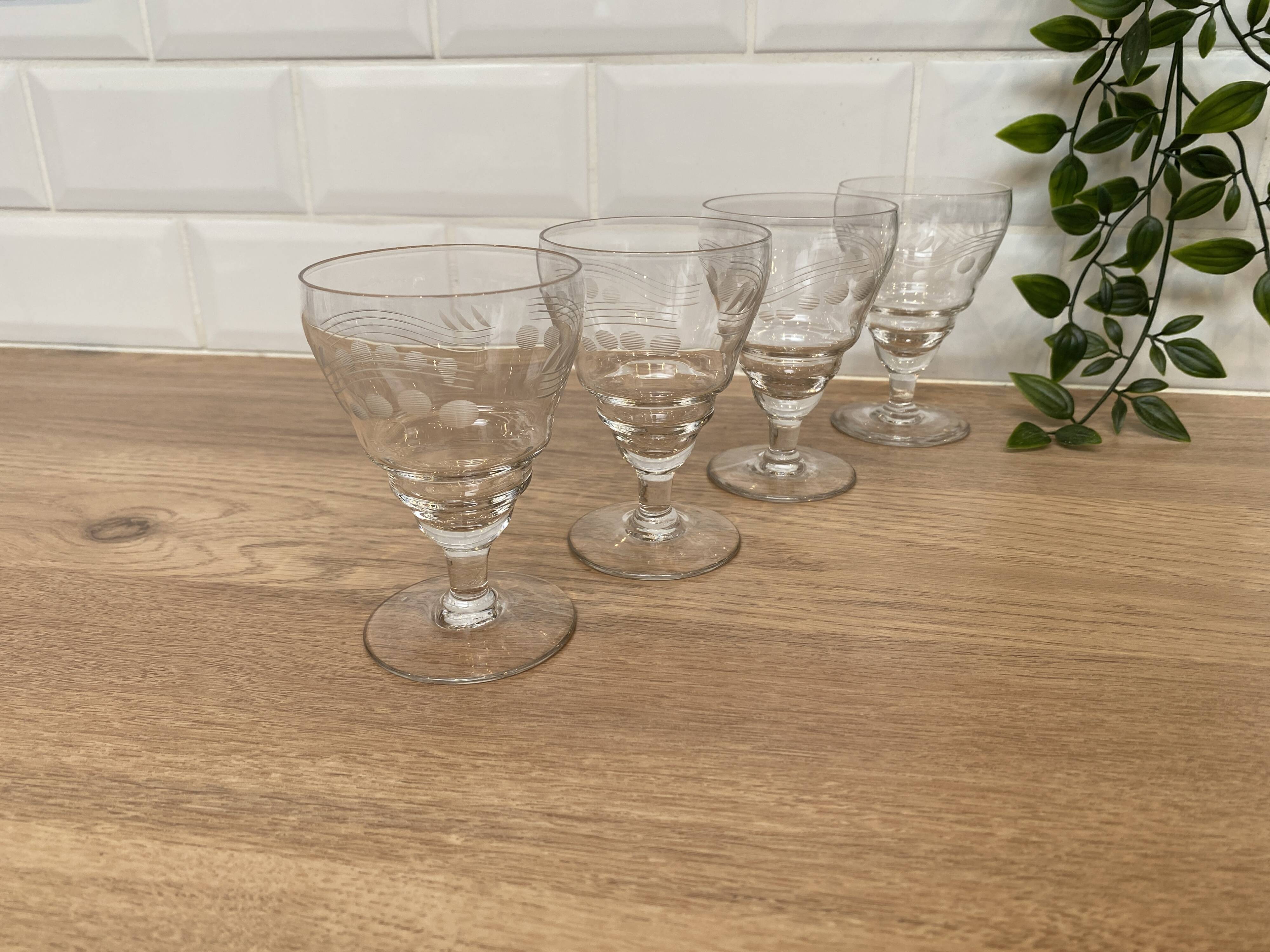 Set of 4 wine glasses on short stem
