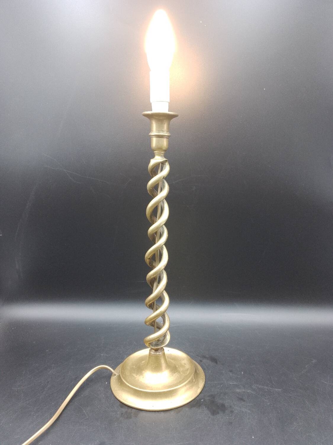 Belle et Grande Twisted table lamp in solid brass circa 1920 Height 40 cm
