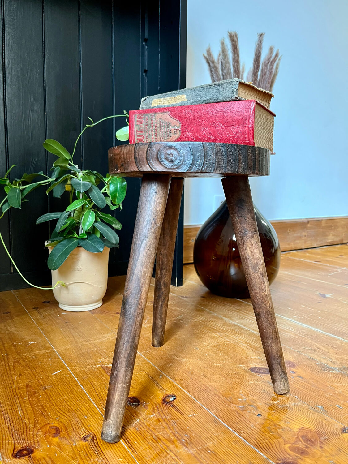 Tripod stool feet compass