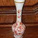 Vase soliflore en verre opaline soufflé à décor de fleurs