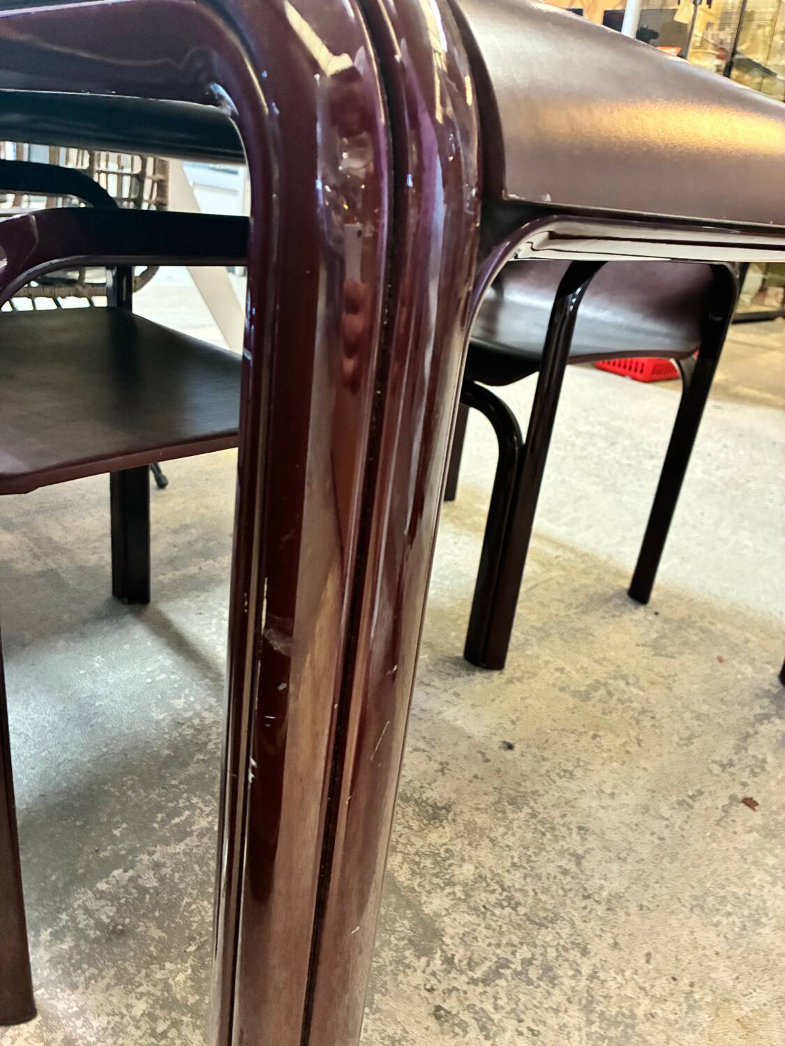 Gae Aulenti Orsay model table with 4 matching chairs – Vintage and elegant design