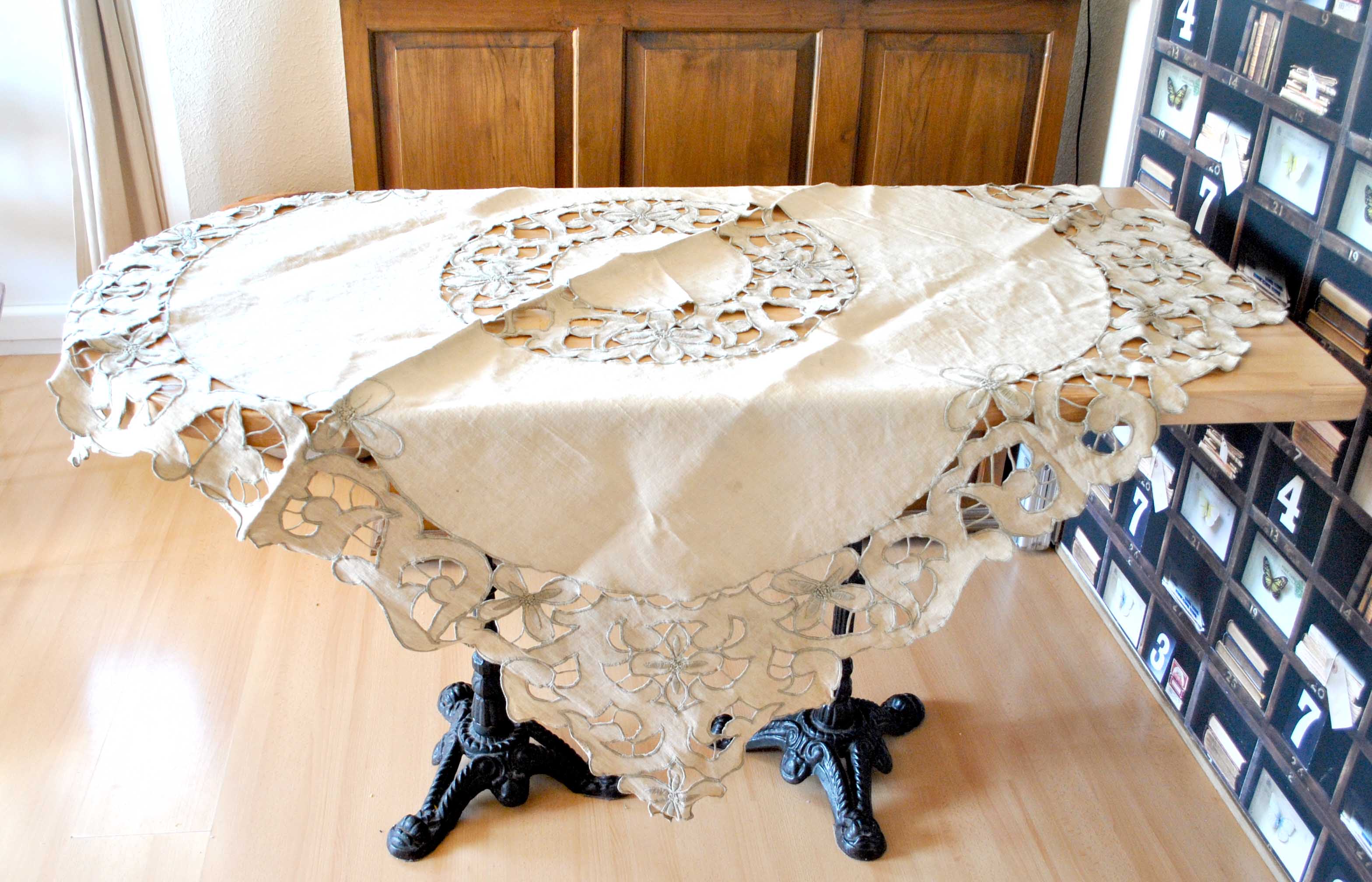 Nappe carré vintage en toile beige brodé et ajouré 120x120