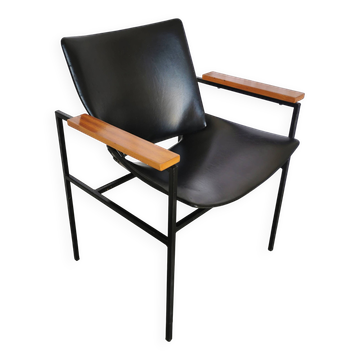 Fauteuil lounge vintage Niko Kralj : cuir skaï noir et accoudoirs en bois