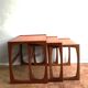 Ensemble de 3 tables gigognes Quadrille en teck - Édition G Plan - 1960