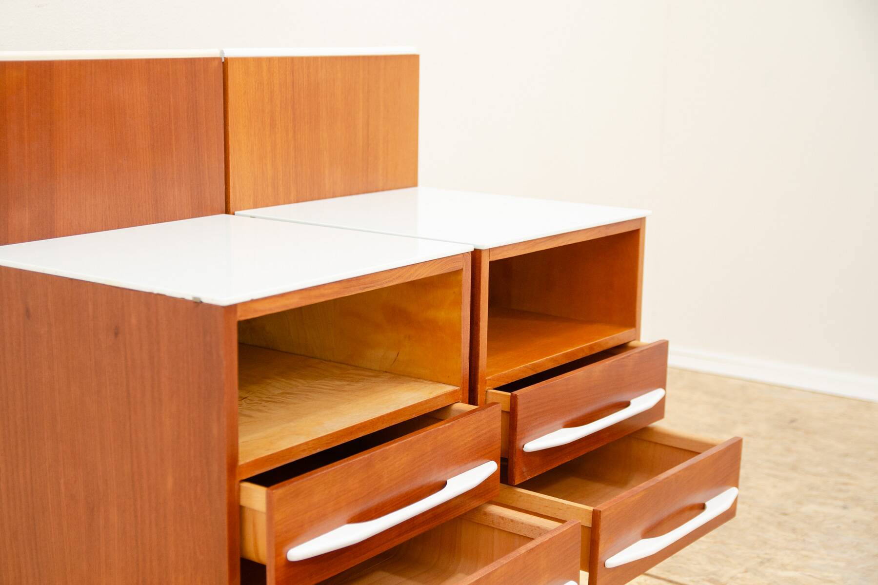 Paire de tables de chevet entièrement rénovées par Mojmír Požár, années 1960, Tchécoslovaquie