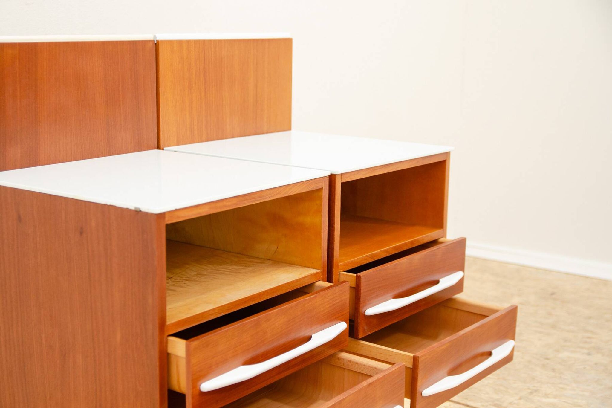 Paire de tables de chevet entièrement rénovées par Mojmír Požár, années 1960, Tchécoslovaquie