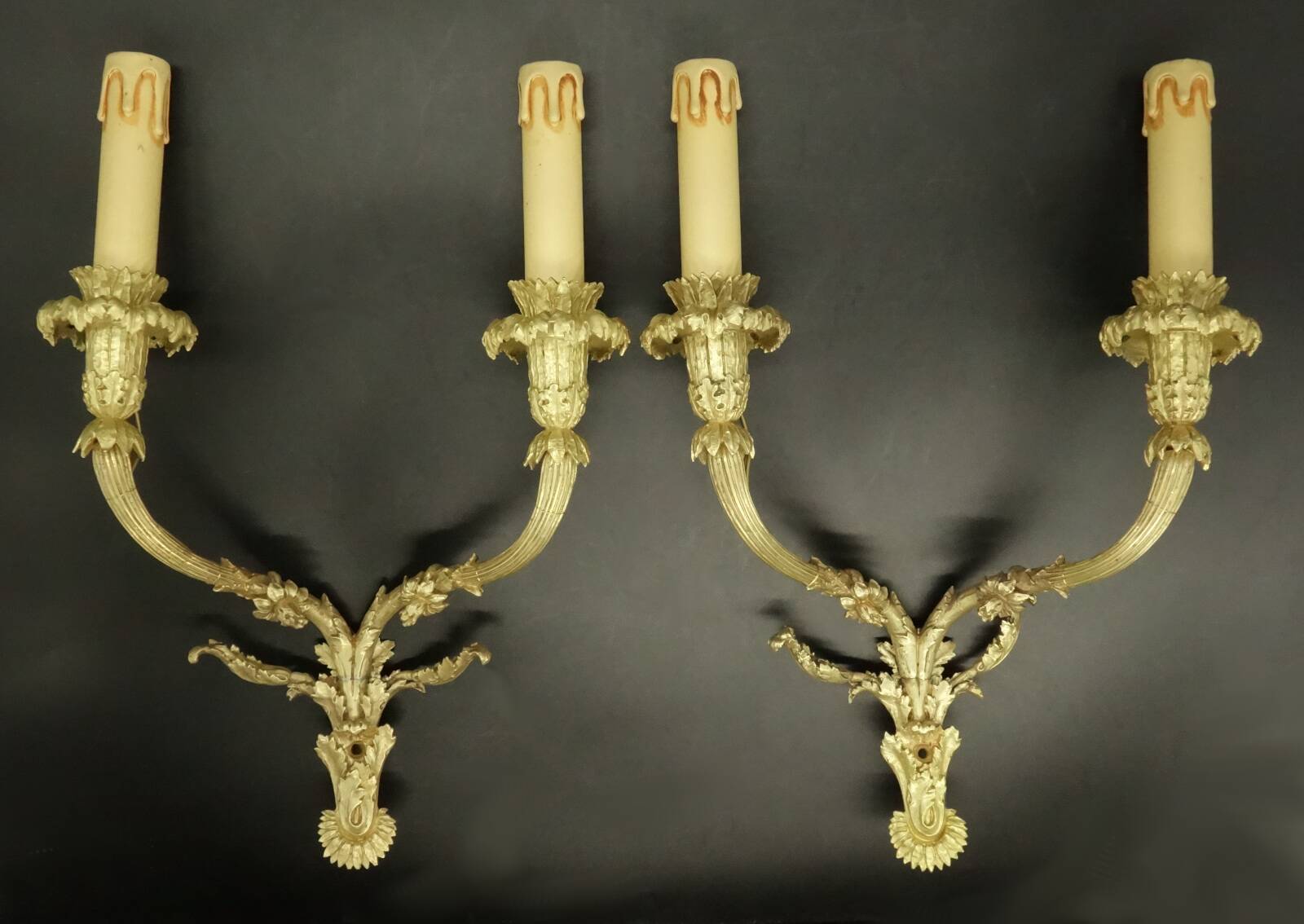 Large pair of Louis XVI style wall sconces from the 19th century - gilded bronze.