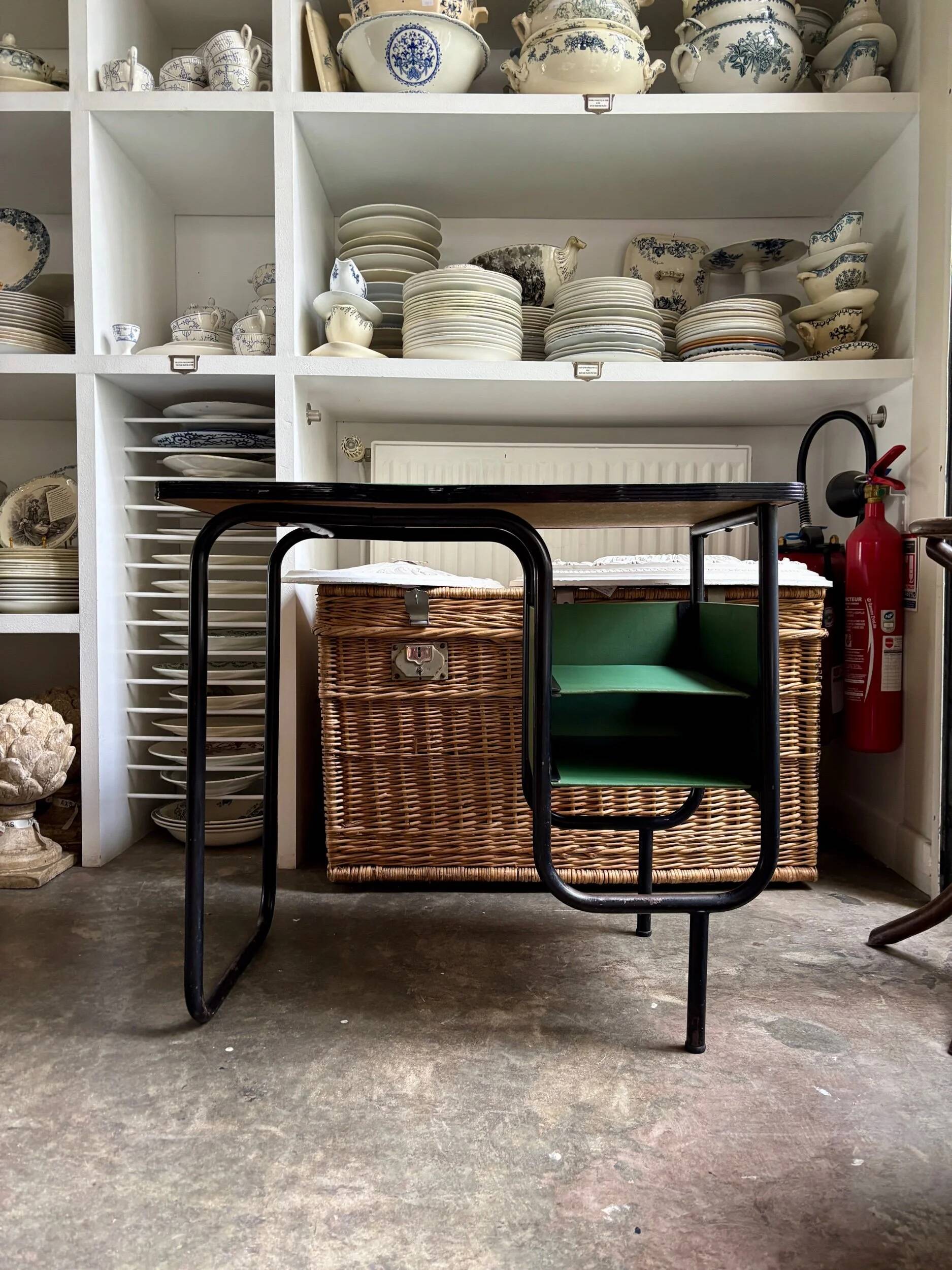 Bureau en métal noir et vinyle vert