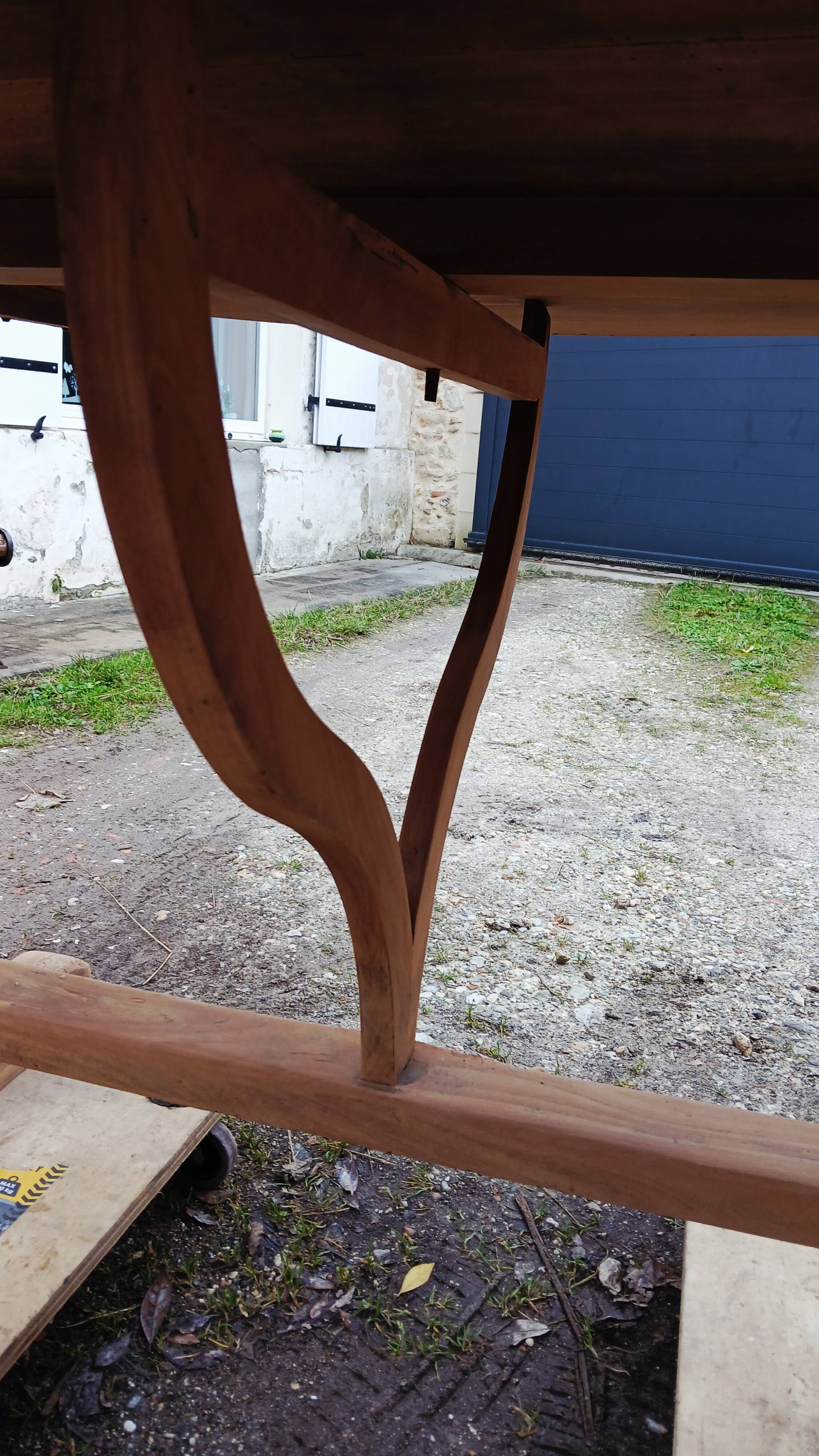 Oval table of grape harvesters from the Southwest in cherry wood