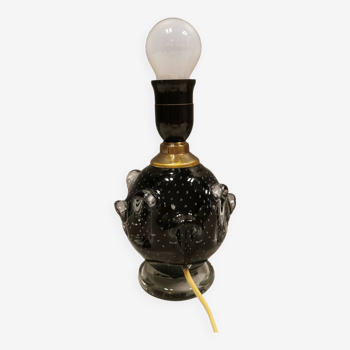 Lampe de table en verre translucide avec verre incrusté noir.