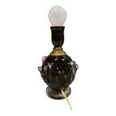 Lampe de table en verre translucide avec verre incrusté noir.