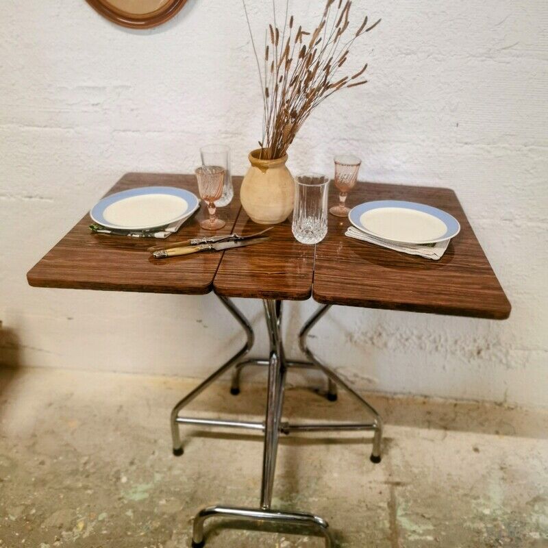 Folding table in formica