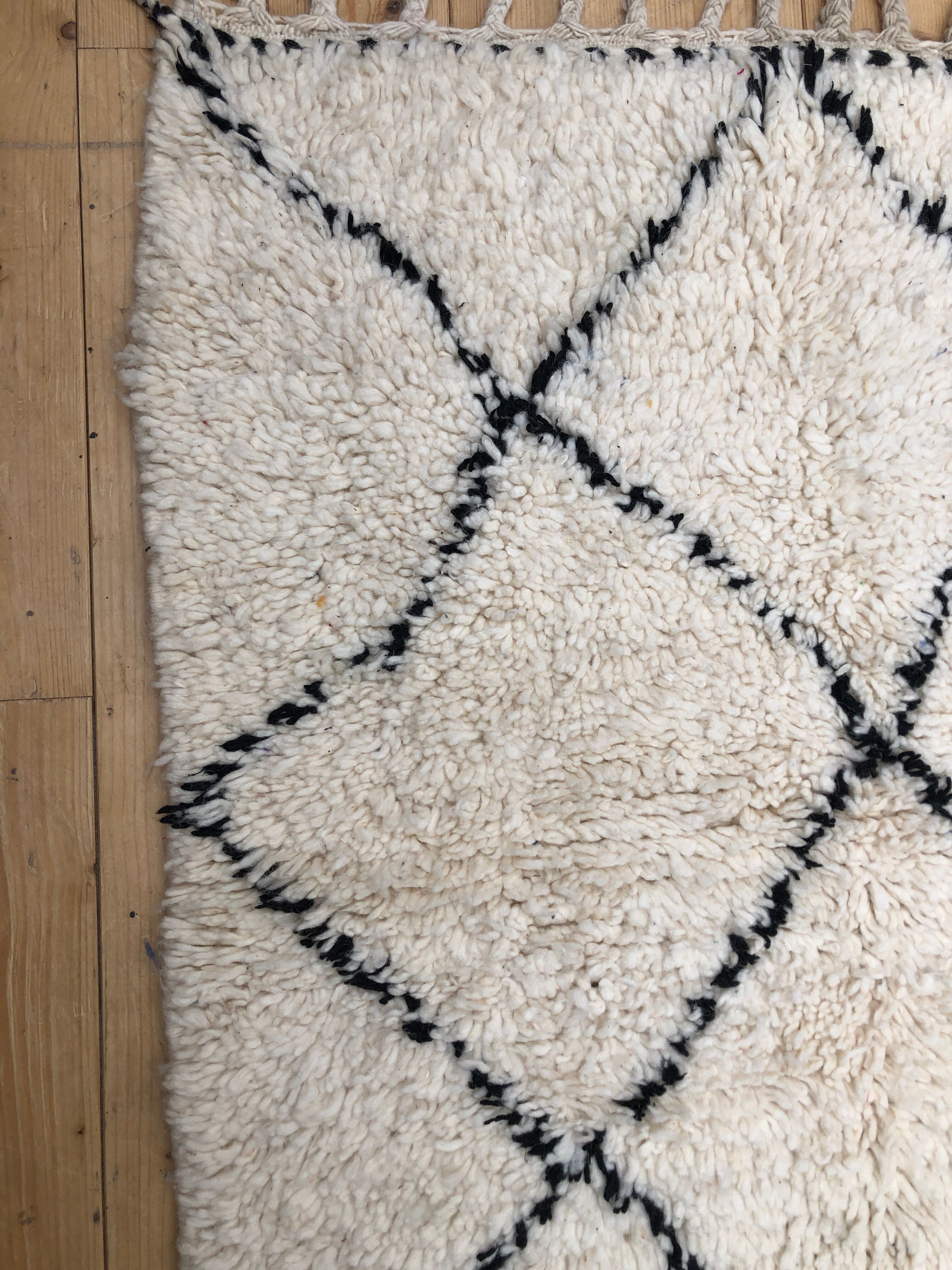 Moroccan Berber carpet Beni Ouarain with black diamonds 1,19x0.97m