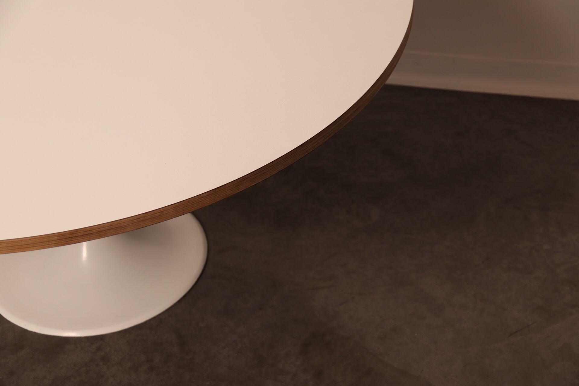 Table basse avec pied tulipe blanche - années 1960
