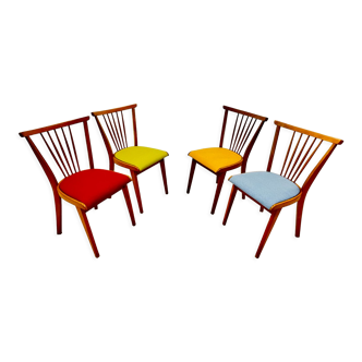 Quatre chaises colorées